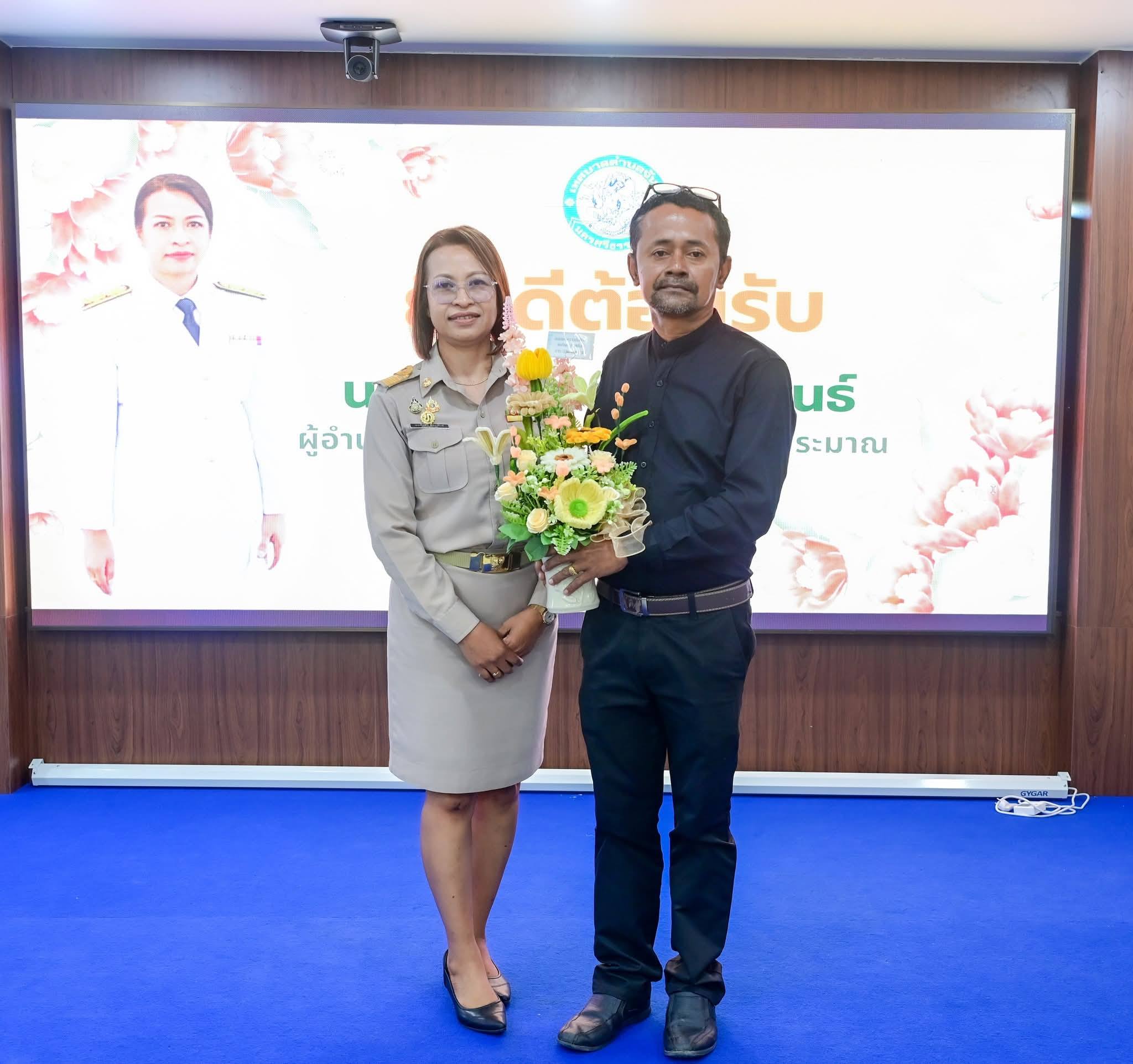 นายมนัส เจียมแดง 
ปลัดองค์การบริหารส่วนตำบล 
ปฏิบัติหน้าที่นายกองค์การบริหารส่วนตำบลนาแว
พร้อมด้วยข้าราชการ/พนักงานองค์การบริหารส่วนตำบลนาแว เดินทางร่วมแสดงความยินดีกับ
 นางพรทิพย์  สิงหพันธ์  
หัวหน้าสำนักปลัดองค์การบริหารส่วนตำบลนาแว 
ในโอกาสโอน/ย้าย มาดำรงตำแหน่ง ผู้อำนวยการกองยุทธศาสตร์และงบประมาณ เทศบาลตำบลจันดี
